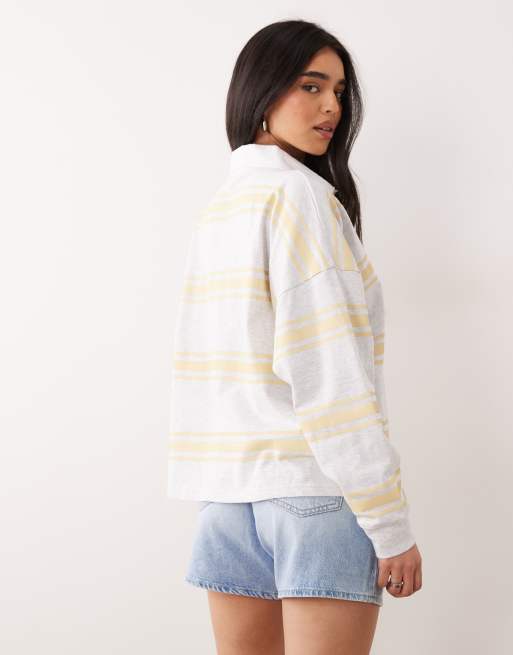 Top gris jaspeado y amarillo limón a rayas estilo rugby con detalle de solapas de algodón de Kaiia, 3 de 4