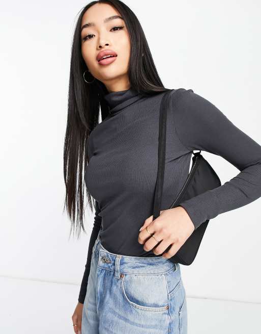 Top gris oscuro con cuello vuelto de canalé de New Look