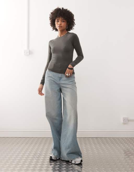 Top gris oscuro de manga larga raglán y corte slim de tejido muy suave de Weekday, 2 de 4
