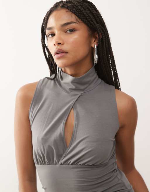 Top gris oscuro sin mangas con cuello alzado y detalle de abertura vertical de Weekday, 2 de 4