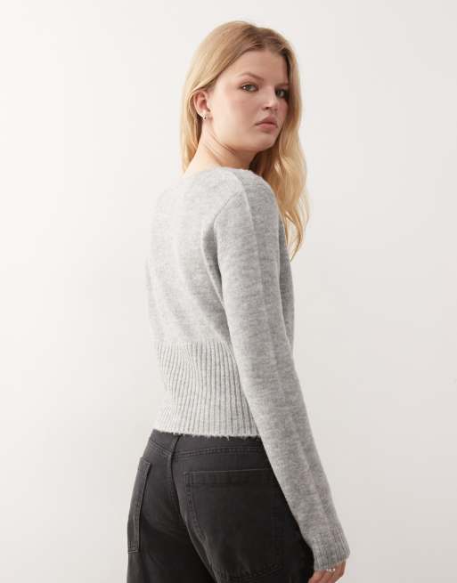 Top gris pastel cruzado de punto suave de COLLUSION, 2 de 4