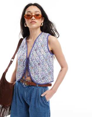 Top guateado con estampado floral y lazada delantera de ASOS DESIGN - view 1