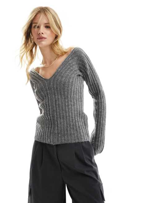 Top largo gris carbón con cuello de pico de punto de ASOS DESIGN