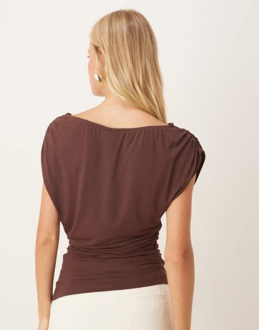 Top largo marrón oscuro asimétrico y holgado con detalle fruncido de ASOS DESIGN, 3 de 4