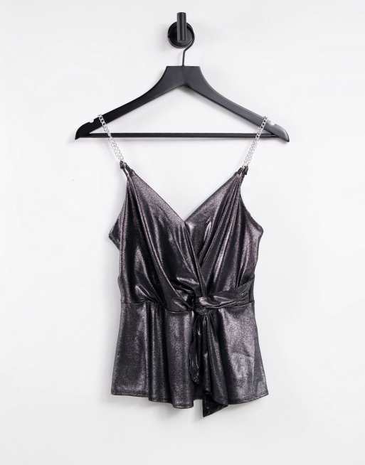 Top lencero plateado cruzado con detalle de cadena de New Look