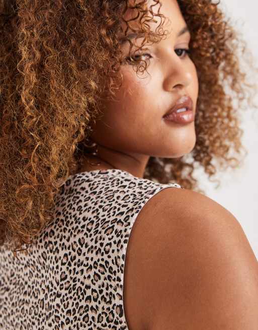 Top marrón abotonado sin mangas con cuello barco y estampado de leopardo de New Look Curve, 2 de 4