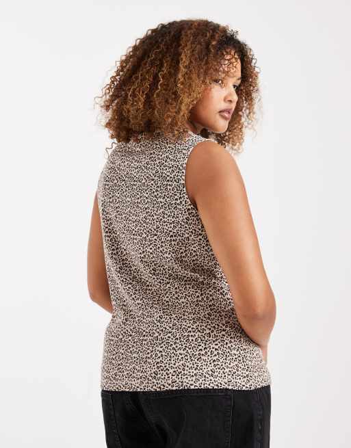 Top marrón abotonado sin mangas con cuello barco y estampado de leopardo de New Look Curve, 4 de 4