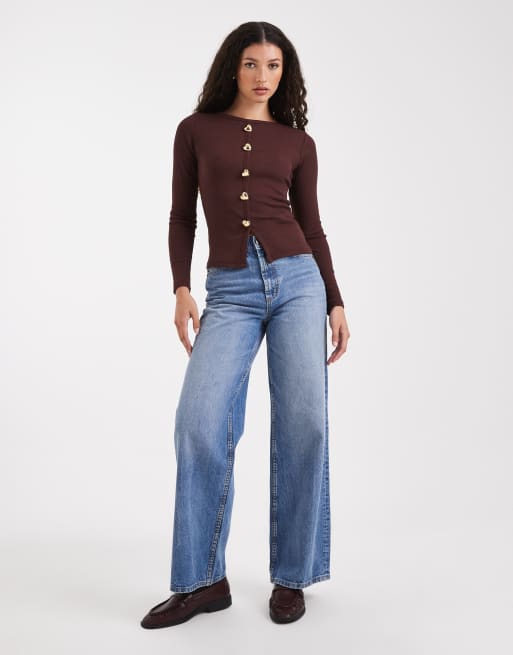 Top marrón acanalado de manga larga con botones en forma de corazón de New Look, 3 de 4