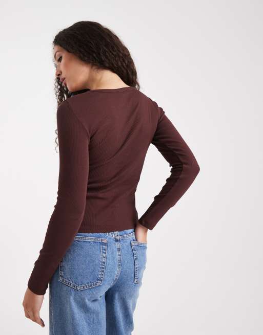 Top marrón acanalado de manga larga con botones en forma de corazón de New Look, 4 de 4