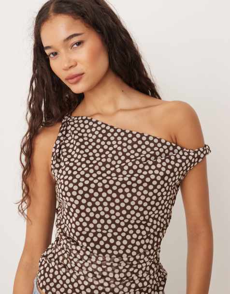 Top marrón asimétrico fruncido con estampado de lunares de malla de Abercrombie & Fitch - view 1