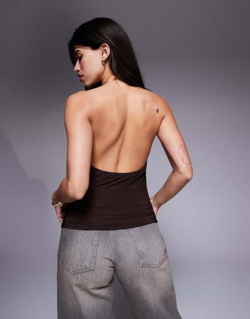 Top marrón ceñido con cuello halter y detalle metálico de ASOS DESIGN, 2 de 4