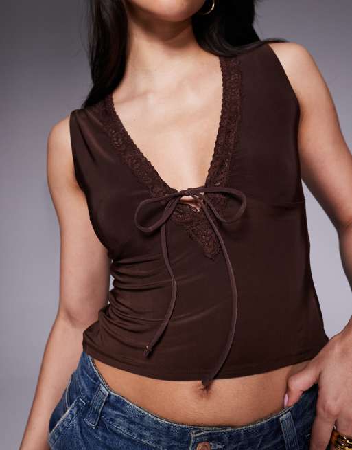 Top marrón ceñido con ribetes de encaje y detalle de lazada de ASOS DESIGN, 3 de 4