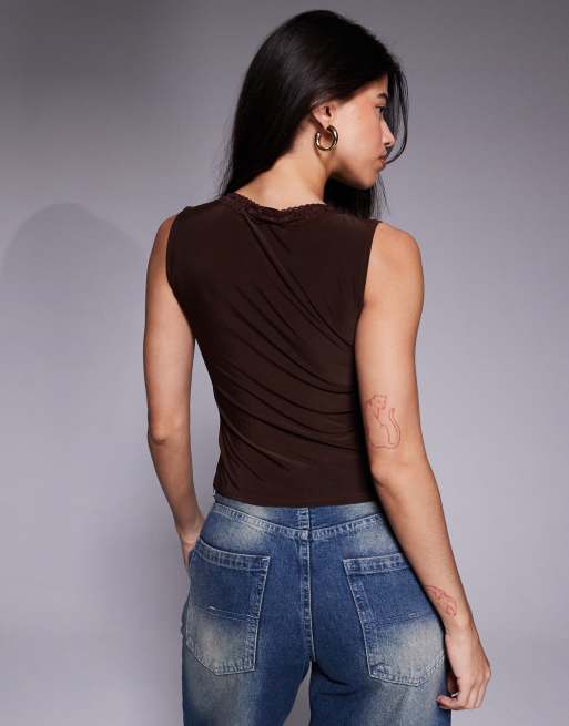 Top marrón ceñido con ribetes de encaje y detalle de lazada de ASOS DESIGN, 4 de 4