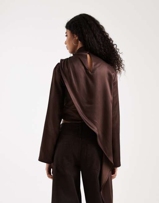 Top marrón chocolate asimétrico con detalle estilo capa de satén de ASOS DESIGN, 3 de 4