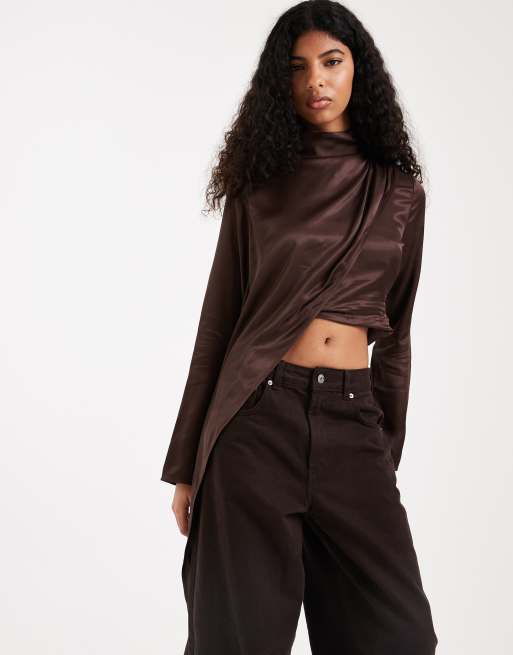 Top marrón chocolate asimétrico con detalle estilo capa de satén de ASOS DESIGN, 4 de 4