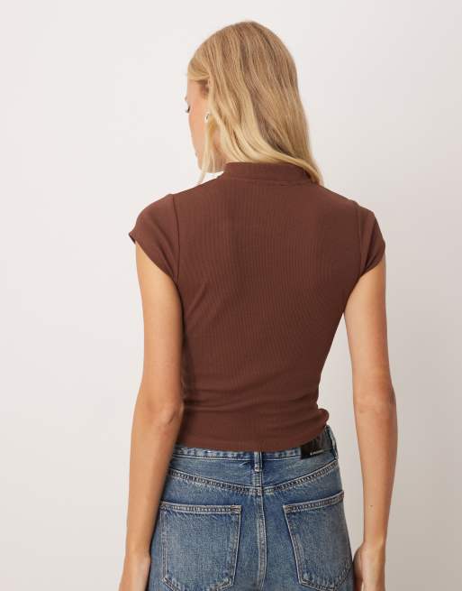 Top marrón chocolate asimétrico con lazada al cuello de ASOS DESIGN, 4 de 4