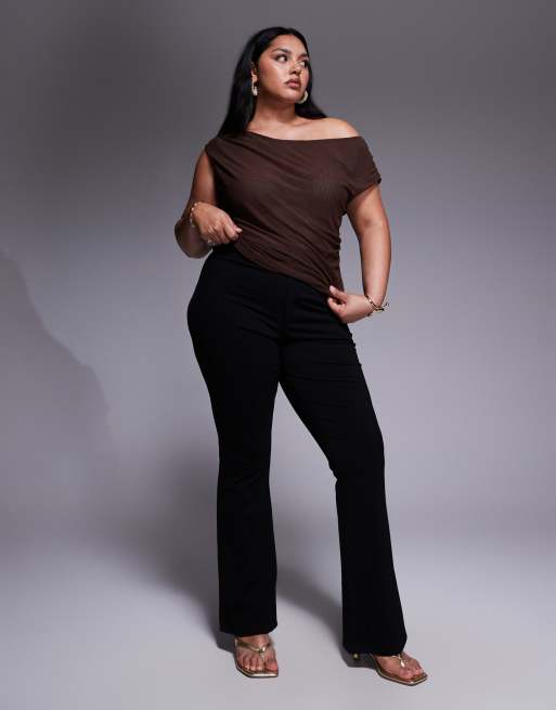 Top marrón chocolate asimétrico y fruncido de malla de ASOS DESIGN Curve, 2 de 4