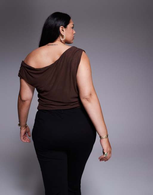 Top marrón chocolate asimétrico y fruncido de malla de ASOS DESIGN Curve, 3 de 4