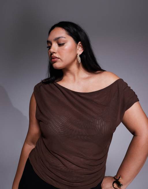Top marrón chocolate asimétrico y fruncido de malla de ASOS DESIGN Curve, 4 de 4