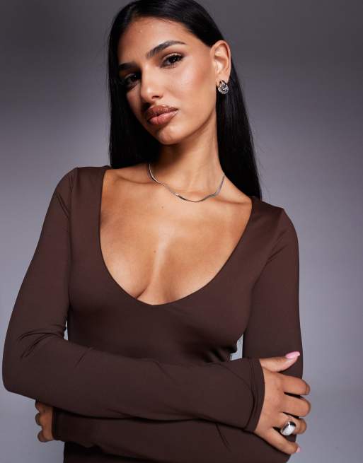 Top marrón chocolate ceñido con cuello de pico pronunciado de poliamida de ASOS DESIGN, 4 de 4