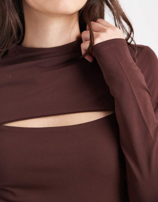 Top marrón chocolate ceñido de manga larga con abertura de ASOS DESIGN, 2 de 4