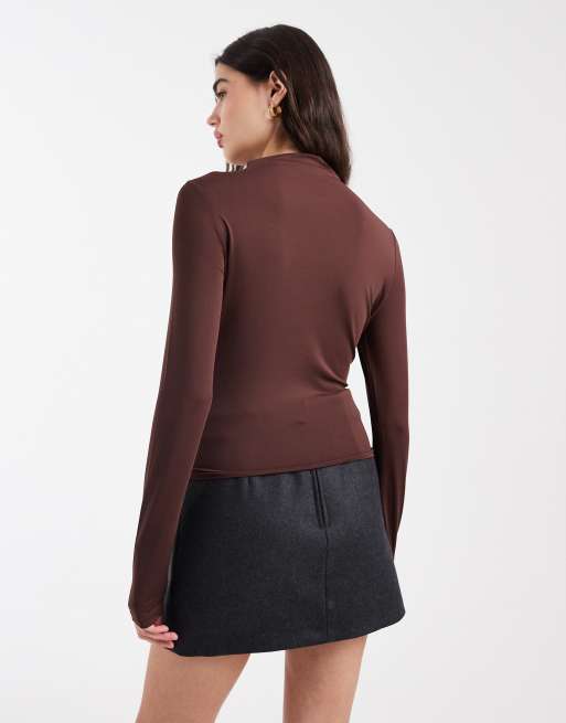 Top marrón chocolate ceñido de manga larga con abertura de ASOS DESIGN, 4 de 4
