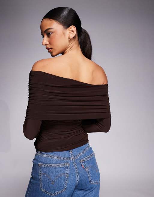 Top marrón chocolate ceñido de manga larga con escote Bardot drapeado de ASOS DESIGN, 3 de 4