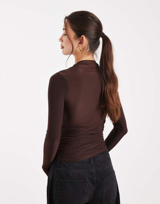 Top marrón chocolate ceñido y fruncido de manga larga de ASOS DESIGN, 3 de 4