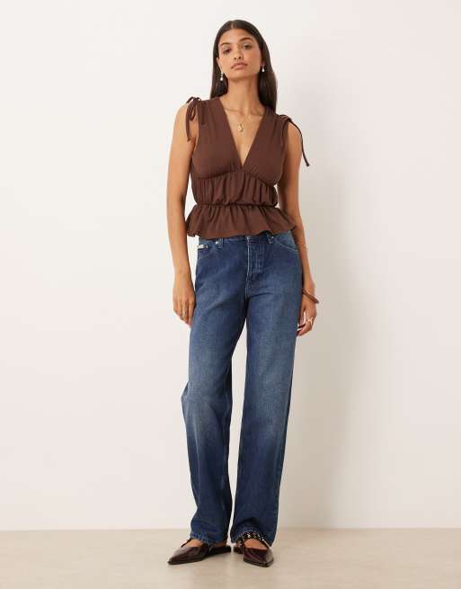 Top marrón chocolate con cuello de pico y bajo de volante de ASOS DESIGN, 2 de 4