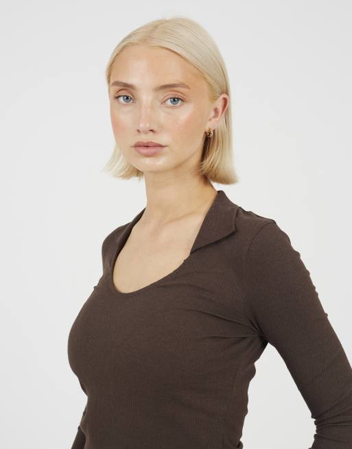 Top marrón chocolate con cuello de pico y solapas de canalé de Brave Soul, 2 de 4