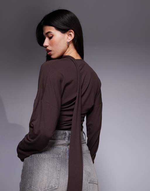 Top marrón chocolate con cuello desbocado, mangas murciélago y detalle de fular de ASOS DESIGN, 3 de 4