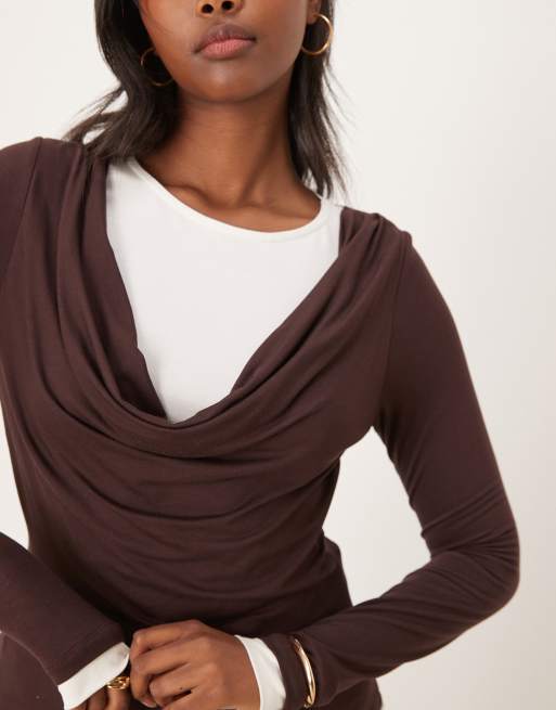 Top marrón chocolate con cuello desbocado y diseño de dos capas de ASOS DESIGN, 2 de 4