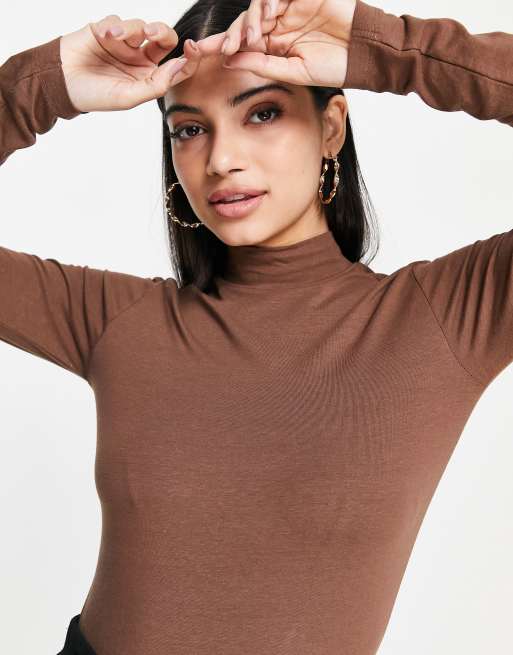 Top marrón chocolate con cuello subido de JDY