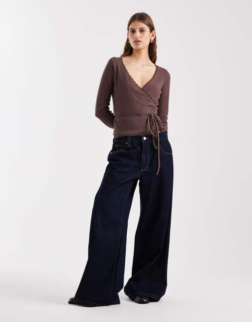 Top marrón chocolate con diseño cruzado de punto pointelle de Miss Selfridge, 2 de 4