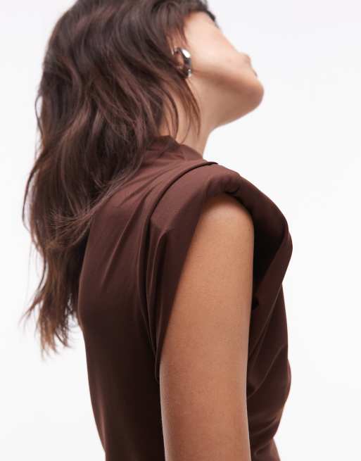 Top marrón chocolate con hombreras y cuello alto de tejido suave de ASOS DESIGN, 2 de 4