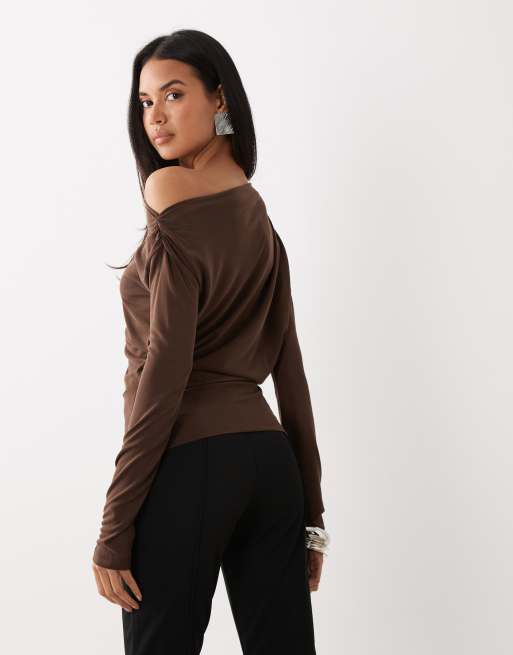 Top marrón chocolate con hombro caído drapeado y cintura entallada de tejido suave de ASOS DESIGN, 3 de 4