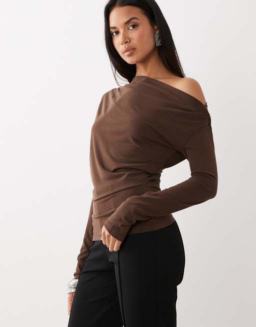Top marrón chocolate con hombro caído drapeado y cintura entallada de tejido suave de ASOS DESIGN, 4 de 4