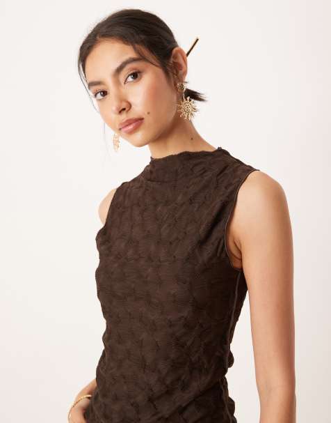 Top marrón chocolate de corte slim con cuello alto de tejido texturizado de Mango - view 1