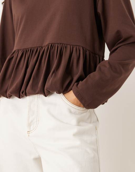 Top marrón chocolate de manga larga con bajo de sobrefalda abullonado de ASOS DESIGN, 3 de 4