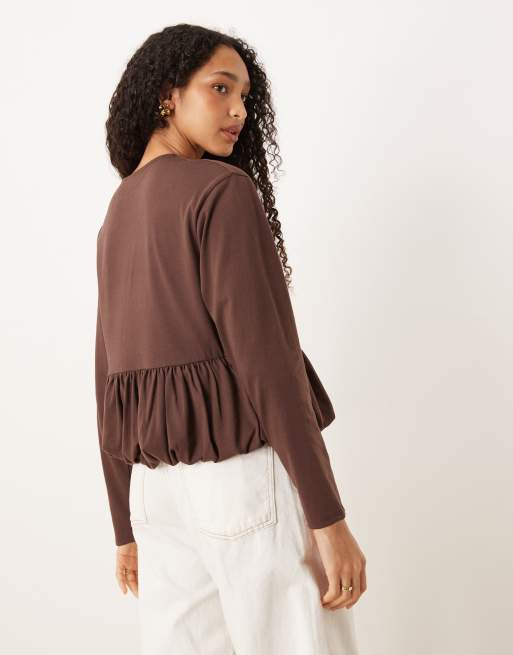 Top marrón chocolate de manga larga con bajo de sobrefalda abullonado de ASOS DESIGN, 4 de 4