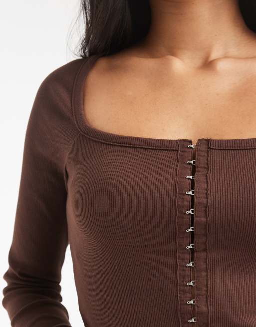 Top marrón chocolate de manga larga con cuello cuadrado y corchetes de canalé de algodón de ASOS DESIGN, 4 de 4