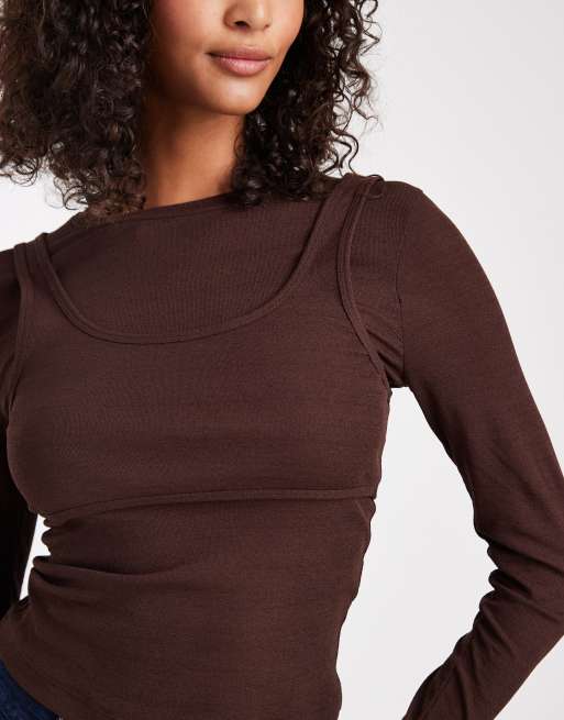 Top marrón chocolate de manga larga con top de tirantes superpuesto de malla texturizada de ASOS DESIGN, 3 de 4