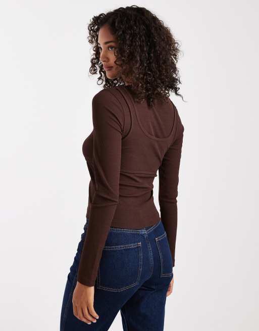 Top marrón chocolate de manga larga con top de tirantes superpuesto de malla texturizada de ASOS DESIGN, 4 de 4