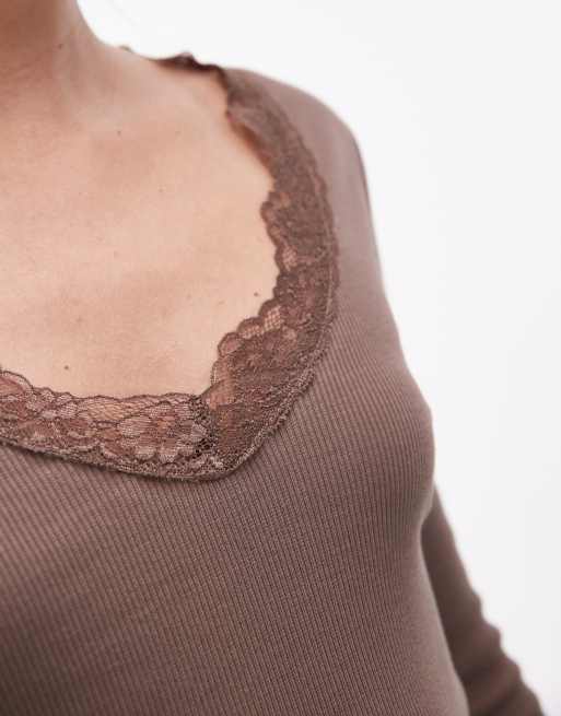Top marrón chocolate de manga larga de canalé con detalle de encaje de ASOS DESIGN, 2 de 4