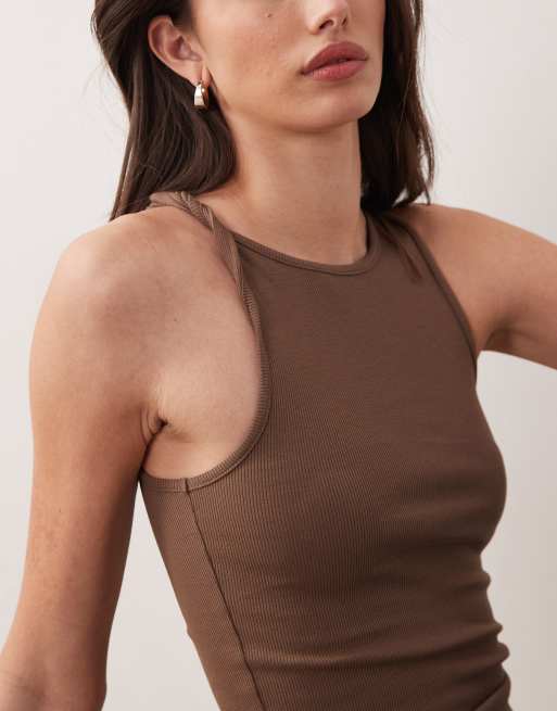 Top marrón chocolate de tirantes con cuello ancho y detalle retorcido de ASOS DESIGN, 3 de 4