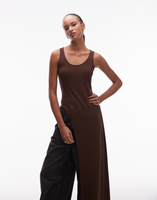 Top marrón chocolate de tirantes de corte alargado asimétrico con cuello ancho de ASOS DESIGN, 2 de 4