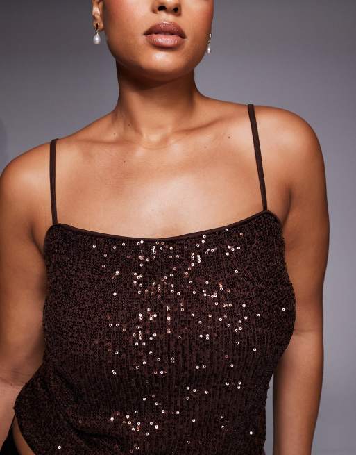 Top marrón chocolate de tirantes de lentejuelas de ASOS DESIGN Curve, 2 de 4