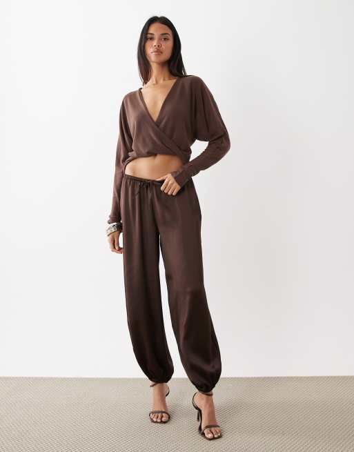 Top marrón chocolate holgado con detalle retorcido delantero de modal de ASOS DESIGN, 3 de 4
