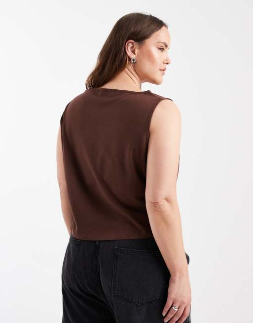 Top marrón chocolate sin mangas con cuello barco y bajo asimétrico de algodón de ASOS DESIGN Curve, 4 de 4