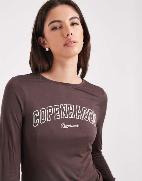 Top marrón chocolate y color crudo semitransparente de manga larga con estampado gráfico "Copenhagen" de ASOS DESIGN - view 1